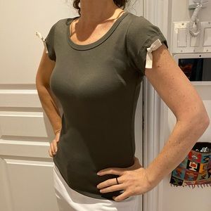 EUC SUPER CUTE fine ribbed TSHIRT with ruched sleeve ribbon detail
